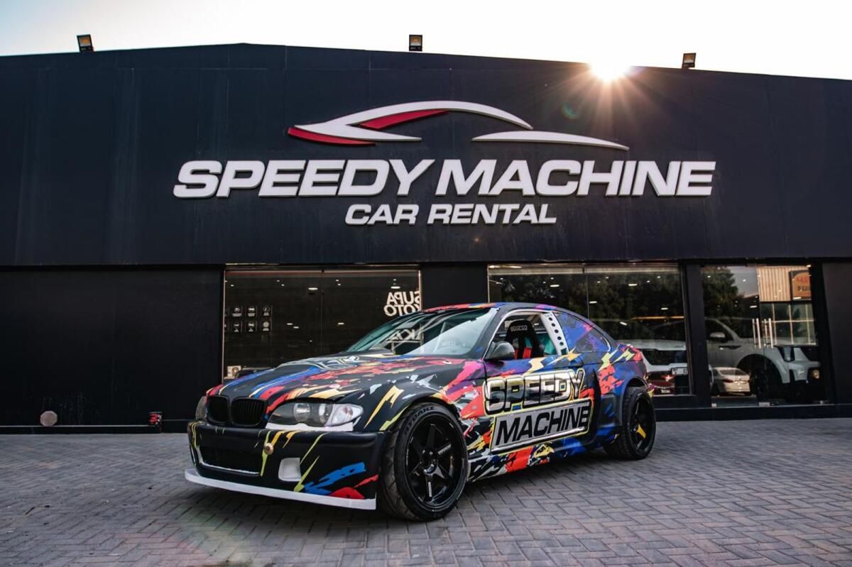 Dubai'deki Red Bull Car Park Drift'te Hızlı Araba Kiralama Aksiyonuna Katıldı