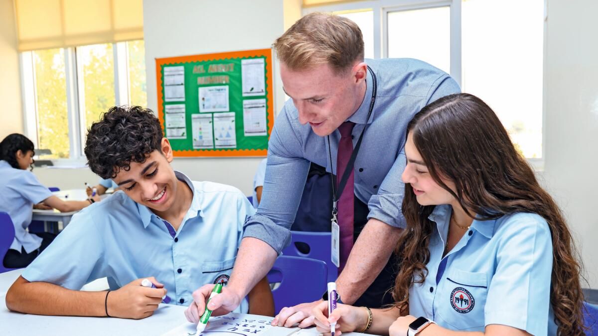 Emirates Uluslararası Okulları, Sir Christopher Stone'un Atandığını ve Yeni Yüzde 50 Ib Diploma Programının iki Yıllık Bursunu Başlattığını Duyurduklarında Heyecan Verici Zamanlar Geçirdi