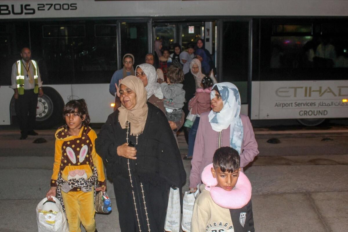İzle: BAE, 86 Yaralı Filistinliyi Tıbbi Tedavi İçin Tahliye Etti