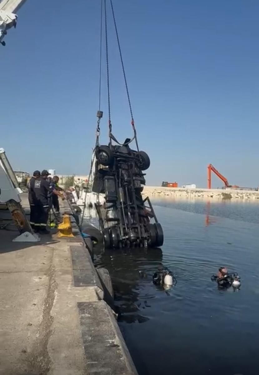 Dubai: Sürücü Düzgün Park Etmeyi Unuttuktan Sonra Araç Denize Düşüyor; Polis Onu kurtarmak için Vinç Kullanıyor