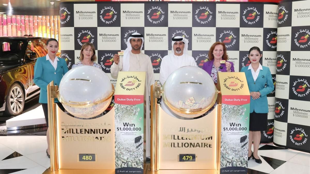 'Umutsuzca İhtiyacım Var': Dubaili Göçmen, 10 Yıllık Gümrüksüz Bilet Satın Aldıktan Sonra 1 Milyon Dolar Kazandı