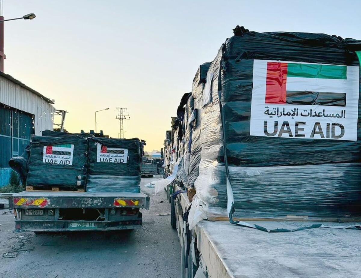 Gazze Savaşı: BAE, 30.000 Filistinliye Acil Yardım için 12 Kamyon Gönderdi