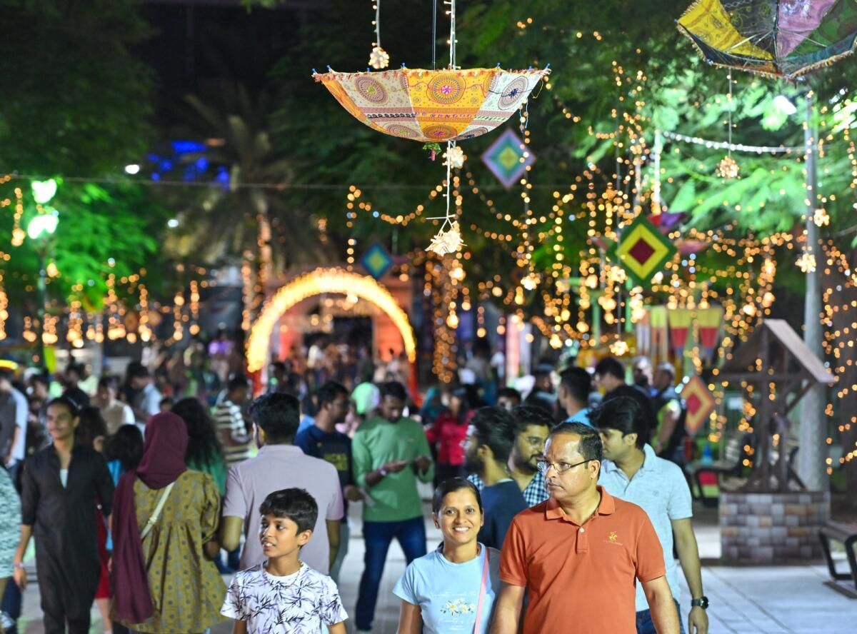 Dubai: Zabeel Parkı ışıklar Festivali'nde Parlarken Binlerce Kişi Diwali'yi Kutlamak için Toplanıyor