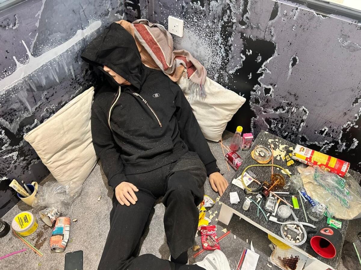 Sharjah Polisi, Ultra Gerçekçi Alışveriş Merkezi Gösterisinde Uyuşturucu Bağımlılığının Çirkin Tarafını Gösteriyor