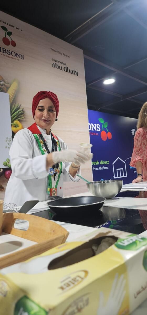 BAE: Mülteci Kamplarında Çocuklar için Yemek Yapan 'Arap Mutfağının Kraliçesi' ile Tanışın