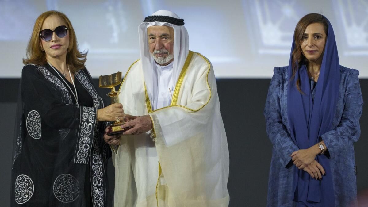Bakın: Sharjah Hükümdarı Expo Center'da Sharjah Uluslararası Kitap Fuarı'nı Açtı