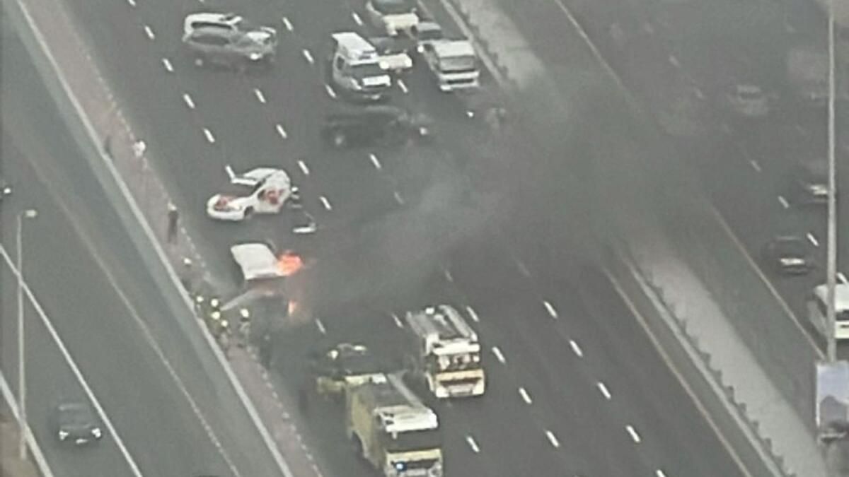 Dubai: Şeyh Zayed Yolunda Araç Alev Aldı, Yaklaşık 2 Km Trafik Sıkışıklığına Neden Oldu