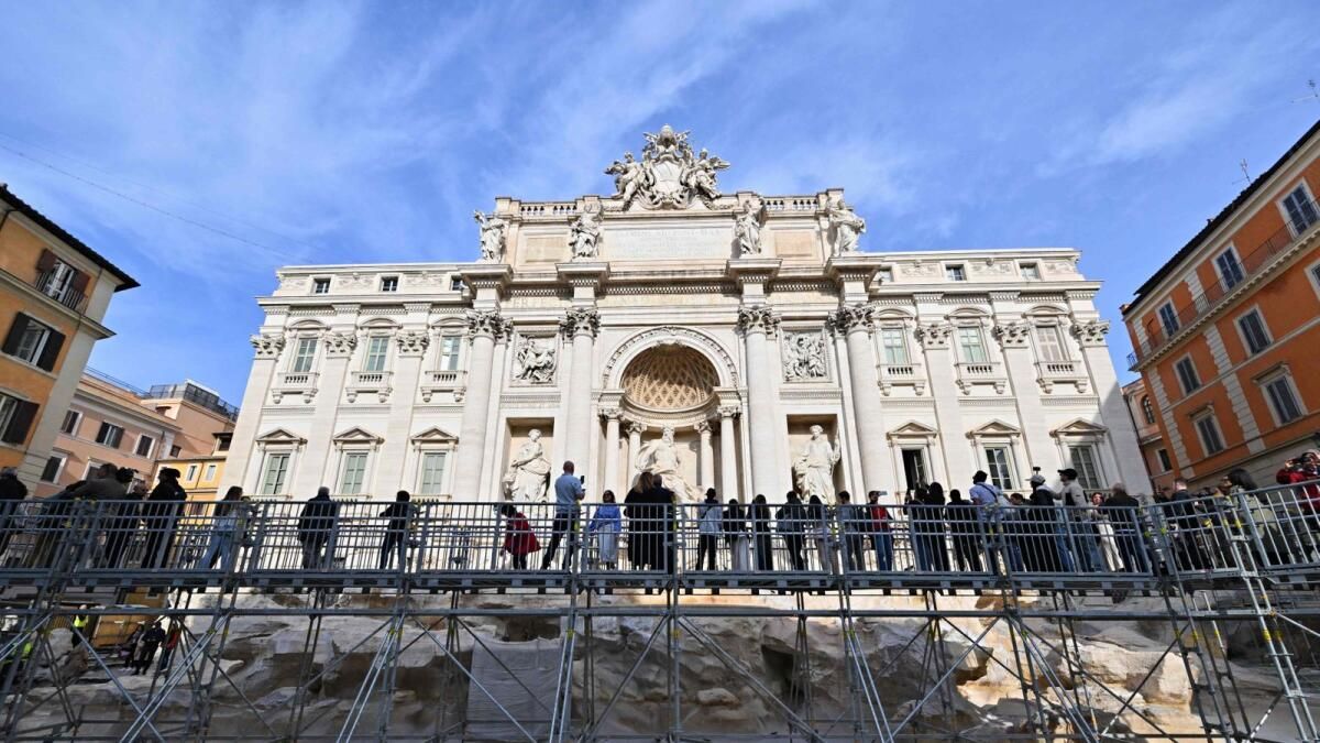 Roma'nın Trevi Çeşmesi Temizlik Sırasında Turist Podyumunu Açtı