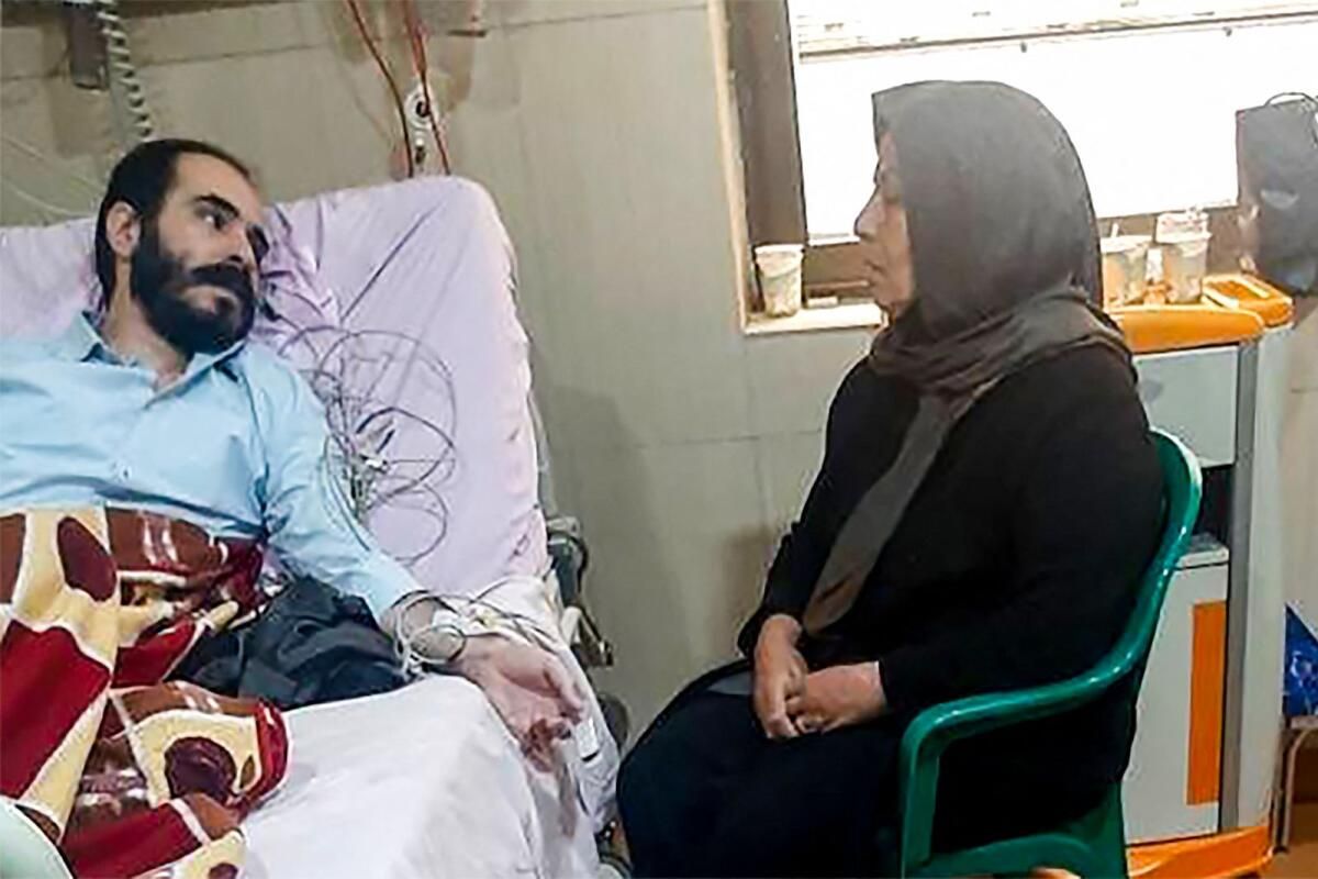 İranlı Aktivist, Kampanyacının İntiharından Sonra Protesto Etmek İçin Dudaklarını Dikti