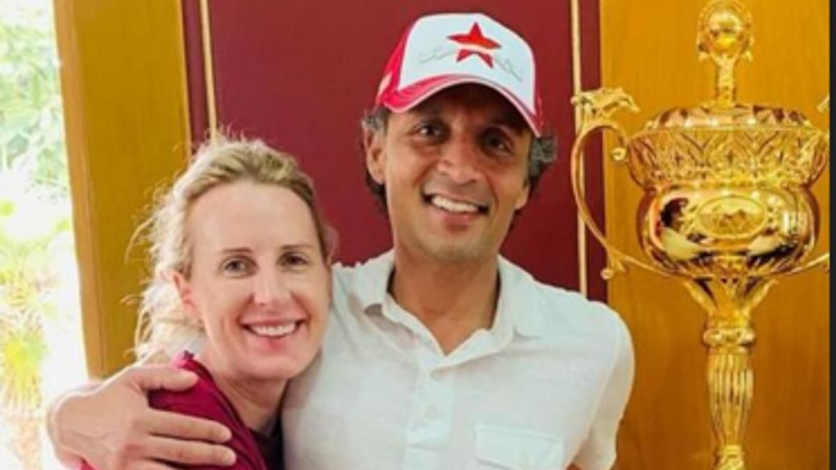 Anneliği Dengeleyen Kadınla Tanışın, Ata Binmek, ve Dubai'nin Zabeel Ahırlarında Şampiyon Antrenör Kocasına Yardım Etmek