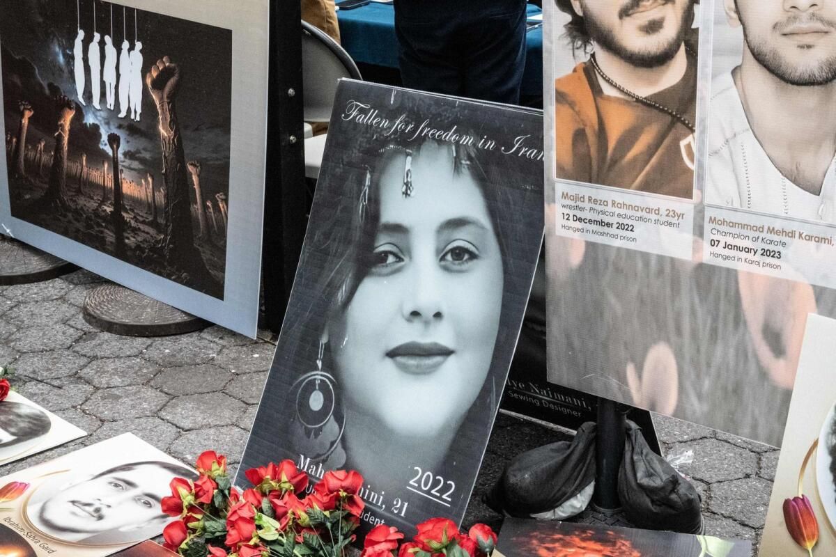 İran, Tacizi Protesto Etmek için Soyunan Kız Öğrenciyi Tutukladı
