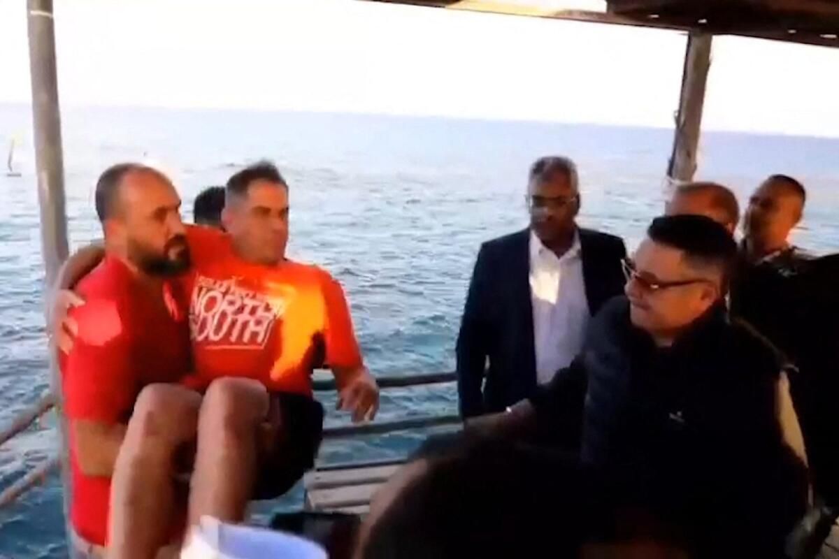 'Soğuktan Titriyor': Mısır'dan Batan Turistler Karaya Çıktı