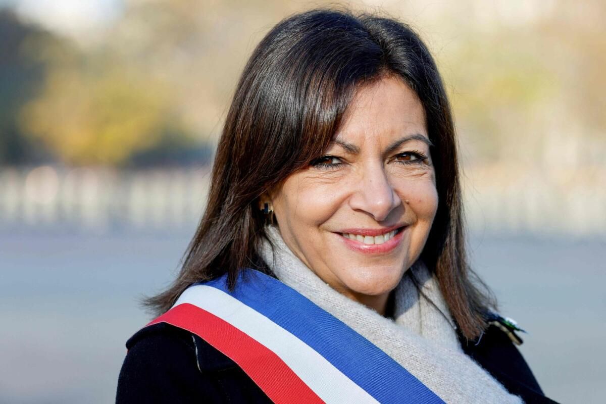 Paris Belediye Başkanı Hidalgo 2026'da Boyun Eğeceğini Söyledi