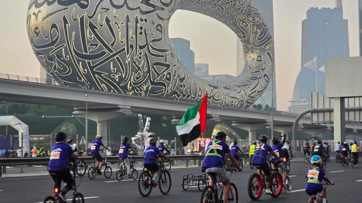 Dubai Yolculuğu: Binlerce Bisikletçi Shiekh Zayed Yolu'nda Yarışıyor