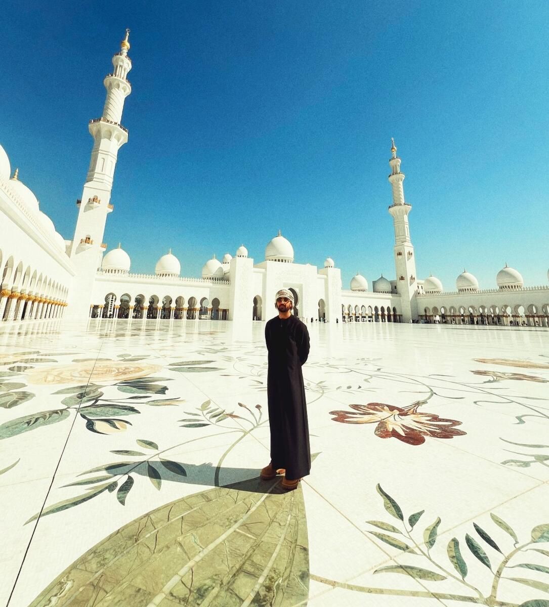 Punjabi Hissi Diljit Dosanjh, Abu Dabi'deki Şeyh Zayed Ulu Camii'ni Ziyaret Etti
