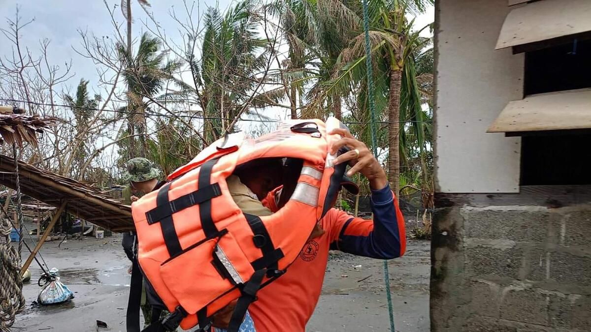Usagi Tayfunu Kuzey Filipinler'i Vururken Binlerce Kişi Kaçtı