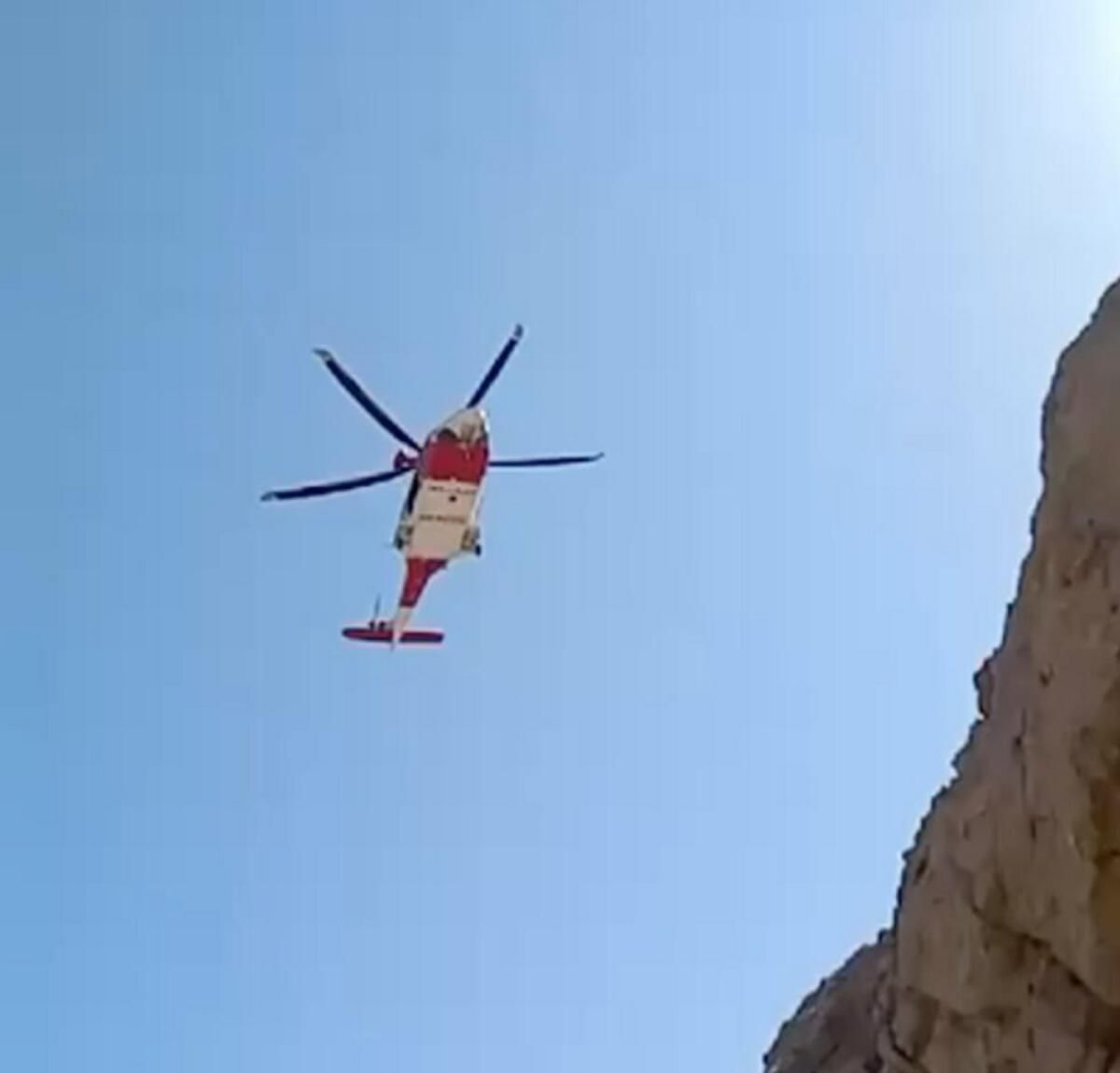 Video: BAE Otoritesi, Rak Dağı'ndan Düştükten Sonra Yaralı Adamı Havaya Kaldırdı