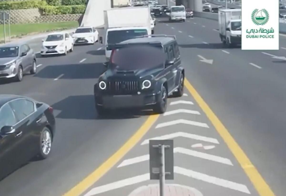 Video: Dubaili Sürücüler Dh400 Para Cezası Almak için Şerit Disiplinini İhlal Ederken Yakalandı, Arabalara El Konuldu