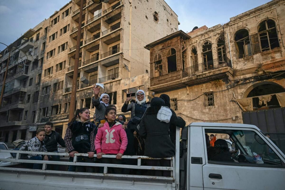 'Yeniden Özgür': Suriye'nin Halep'in Savaştan Zarar Gören Sokaklarından Umut Yükseliyor