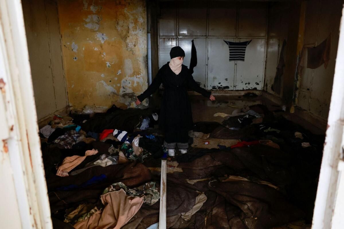 Suriyeli Kadın, Akrabalarının Kaderine Dair ipuçları için Esad'ın Meşhur Hapishanesine Musallat Oldu