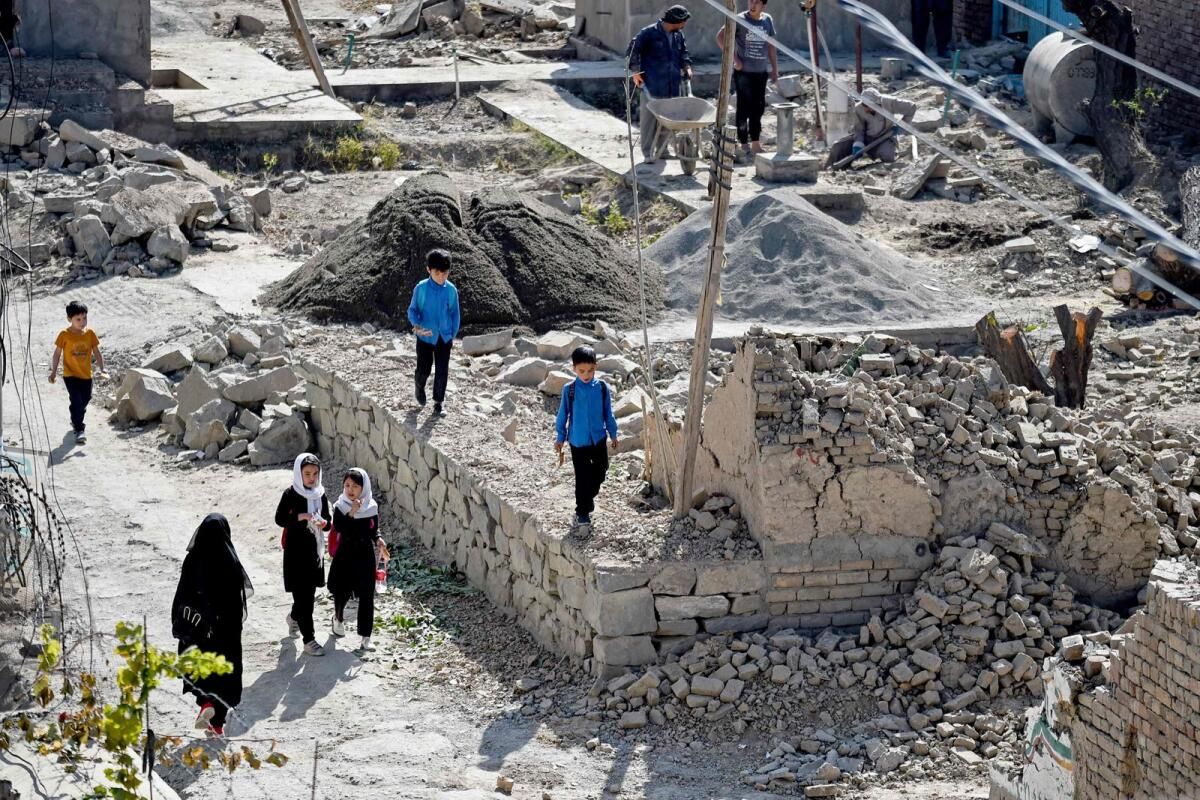 Savunmasız Afganlar Taliban Kabil Yollarını Yeniden İnşa Ederken Mücadele Ediyor