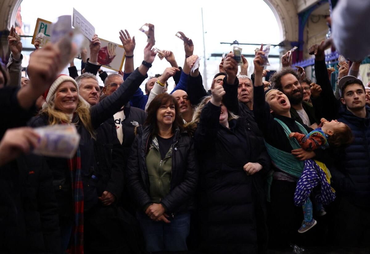 Oyuncular Londra'nın Tarihi Noel Eti Müzayedesinde Kalabalıklaşıyor