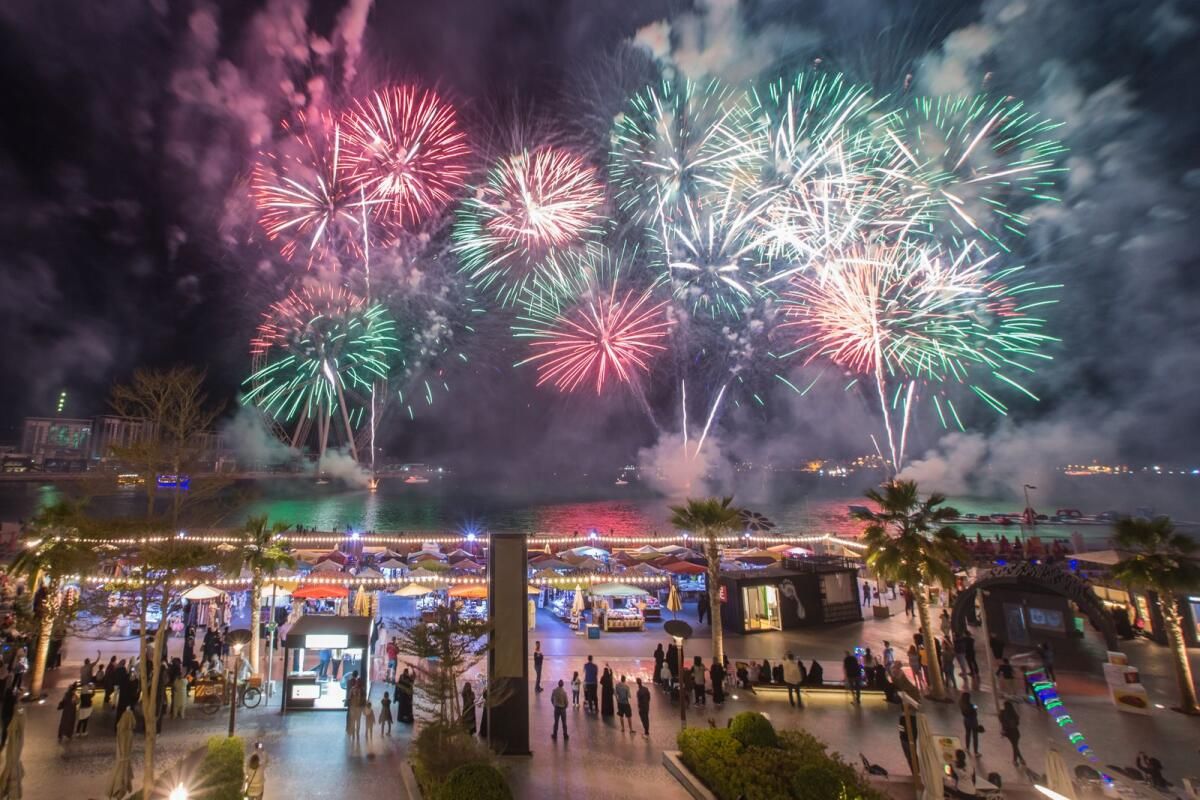 BAE'de NYE Havai Fişekleri: Rak Show için Park Kuralları Açıklandı; Arabanızı Ücretsiz Olarak Nasıl Kaydedersiniz