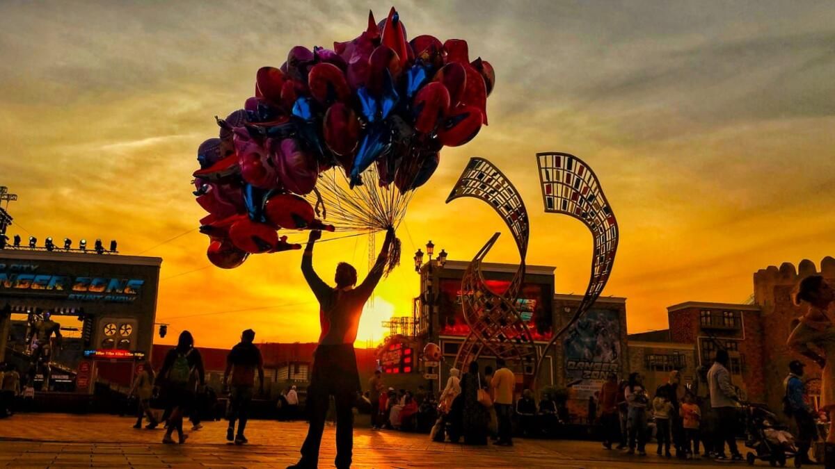 Bakın: Gökyüzü Leylak, Altın Rengine Dönerken BAE'de 2024'te Güneş Batıyor