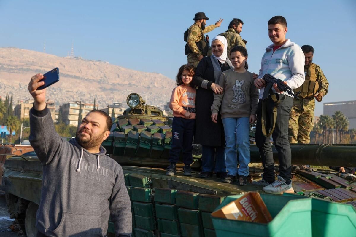 Suriyeliler Esad'ın Düşüşünün Ardından Yeni Günü Kutladı
