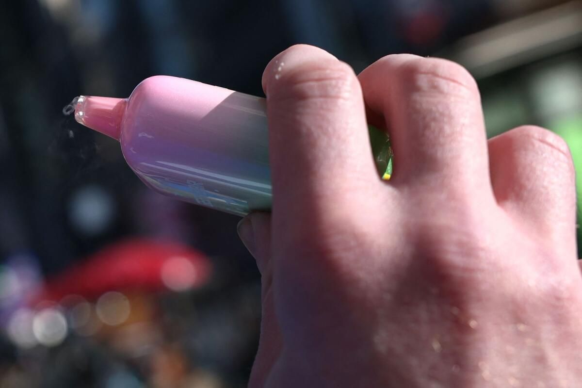 Sigarayı Bırakanlara Hala Sigara İçerken Vaping Yapmak Pek Mümkün Değil: Ders Çalışmak