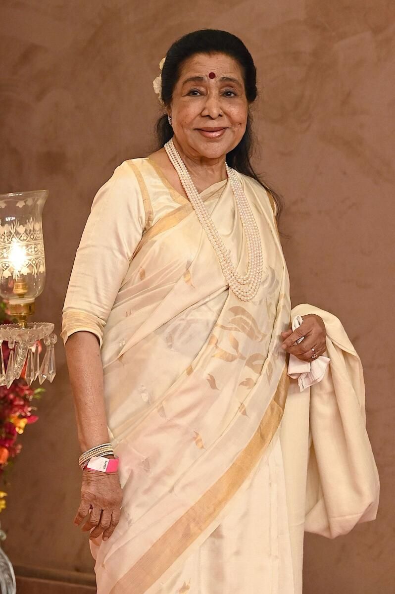 İzle: Asha Bhosle Dubai'de 'Tauba Tauba'yı Söylüyor, Kanca Adımı Atıyor