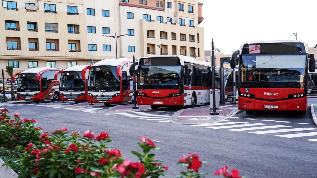 Dubai, Yeni Yıl Arifesinde Burç Halife'ye Giden Bazı Otobüsleri Askıya Aldı