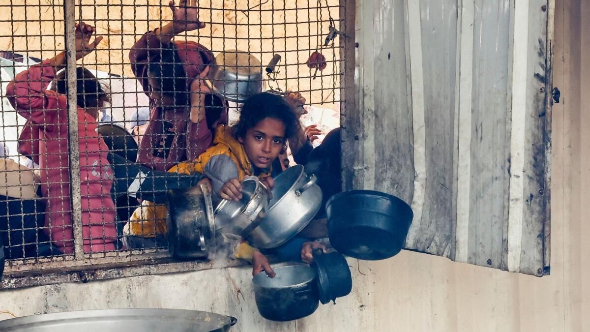 BM Yetkilisi, Gazze'de Kadın ve Çocukların Yiyecek Aradığını Söyledi