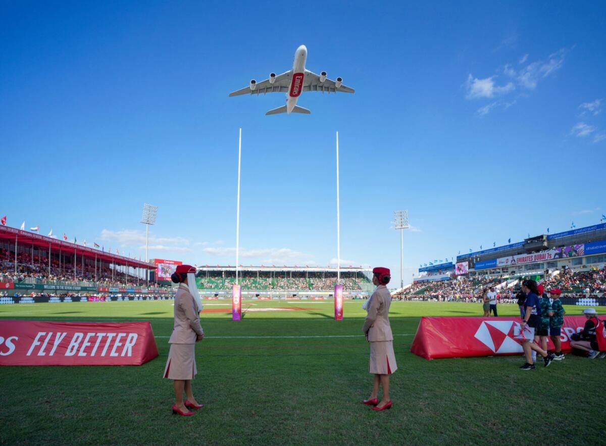 Emirates Dubai 7S'DE 53. BAE Eid Al Etihad'a Gök Yüksekliğinde Bir Selam