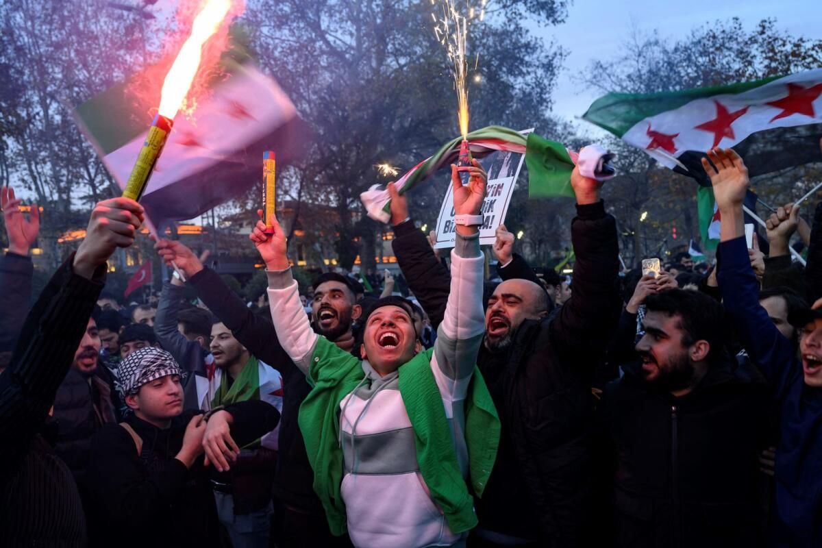 Suriyeliler Esad'sız Umutlu, Belirsiz Bir Geleceğe Uyanıyor; İsyancı Lider 'Büyük Zafer'i Selamlıyor