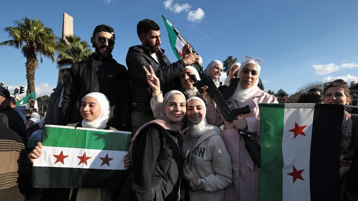 Suriye Kurtuldu!': Ünlü Şam Camii'nde Binlerce Kişi Tezahürat Yapıyor