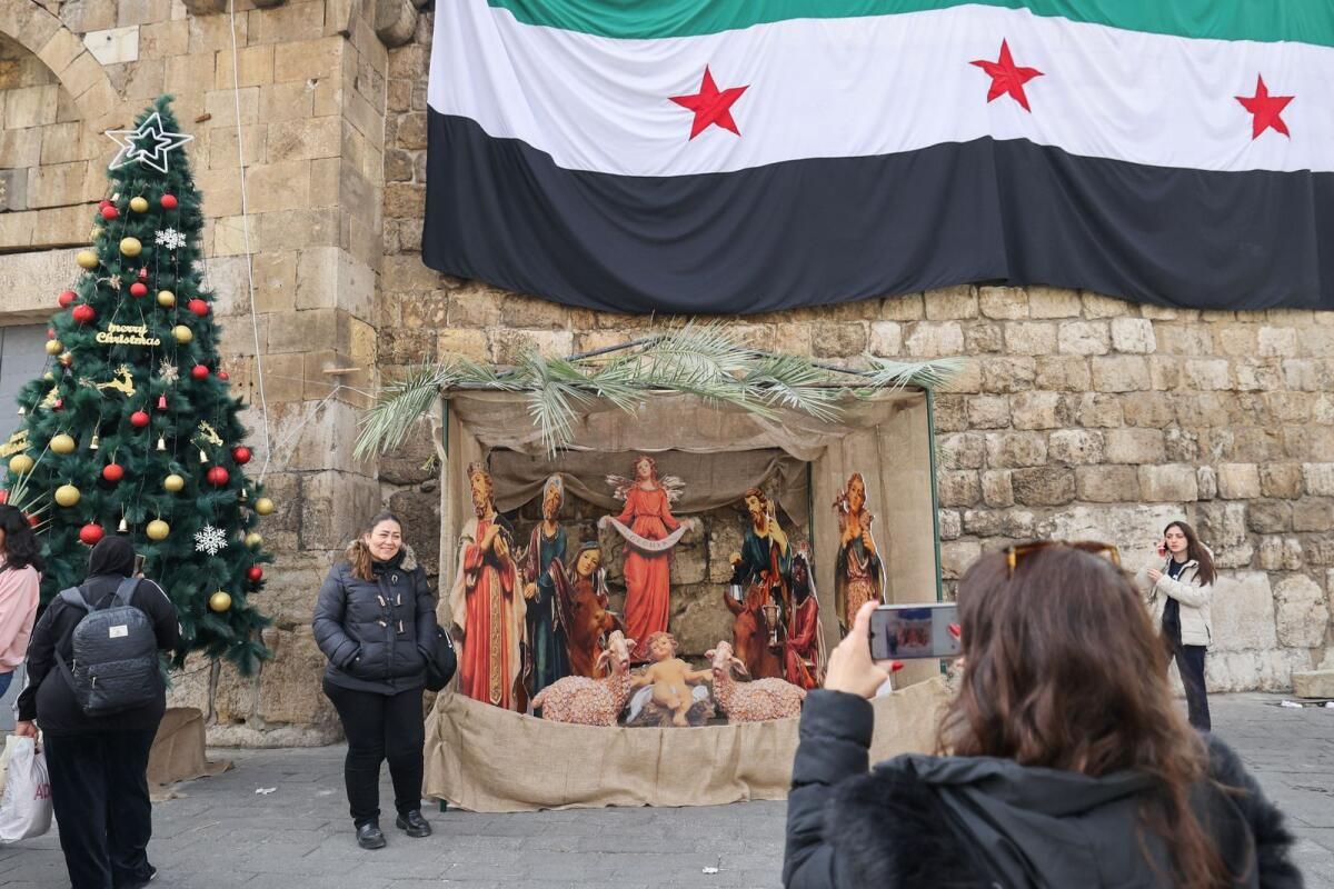 Suriye: Şam'da Noel Ağacı Yakıldıktan Sonra Yüzlerce Kişi Protesto Etti