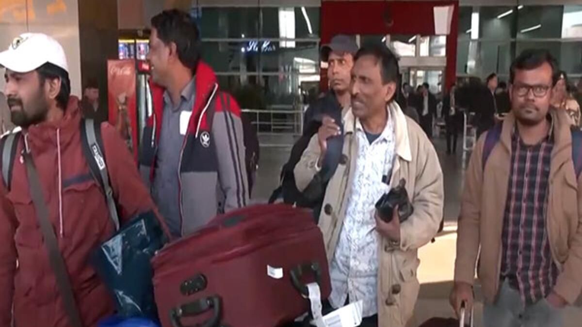 'Artık Huzur İçinde Uyuyabiliriz': Suriye'den Tahliye Edilen Kızılderililer Delhi Havalimanı'na Geldi