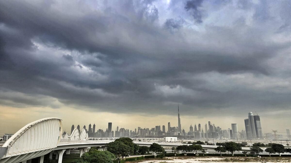 BAE'de Bugün Hava Durumu: Hafif Yağmurlar Dubai'nin Bazı Bölgelerini Vurdu; Bazı Bölgelerde Sıcaklıklar 5 ° C'ye Düşecek
