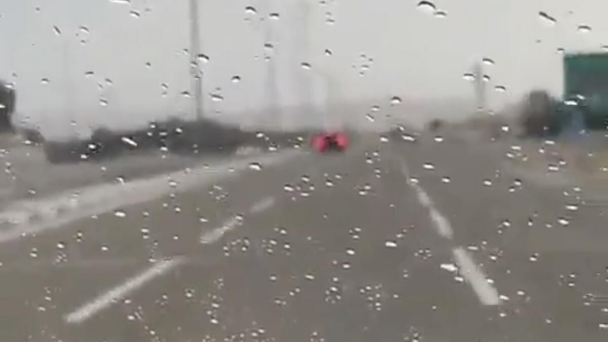 BAE Hava Durumu: Sis için Kırmızı, Sarı Uyarılar Verildi; Bazı Bölgelerde Hafif Yağmur Olasılığı
