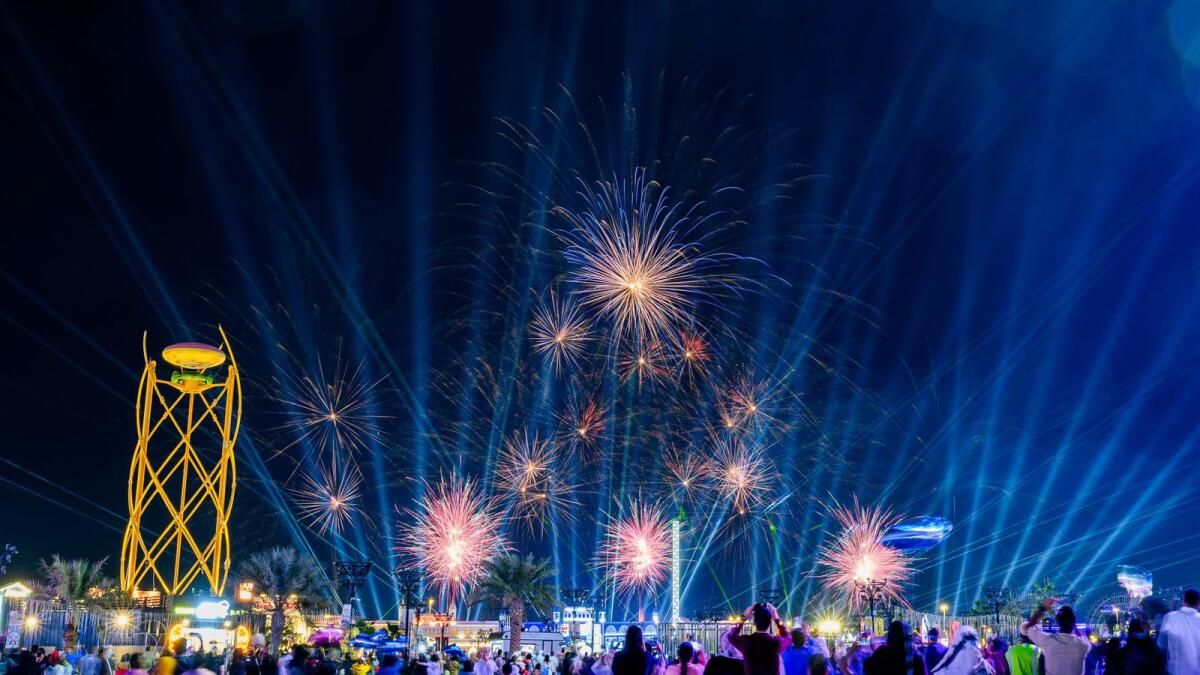 100.000 Balon, 53 Dakikalık Havai Fişek: Ziyaretçiler, BAE Sakinleri Neden Yeni Yıl için Şeyh Zayed Festivali'ne Akın Ediyor