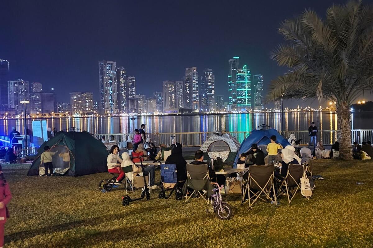 BAE'de Yılbaşı Gecesi: Bazı Sakinler Trafiği Yenmek için Al Majaz Corniche'de Bir Gecede Kamp Kuruyor