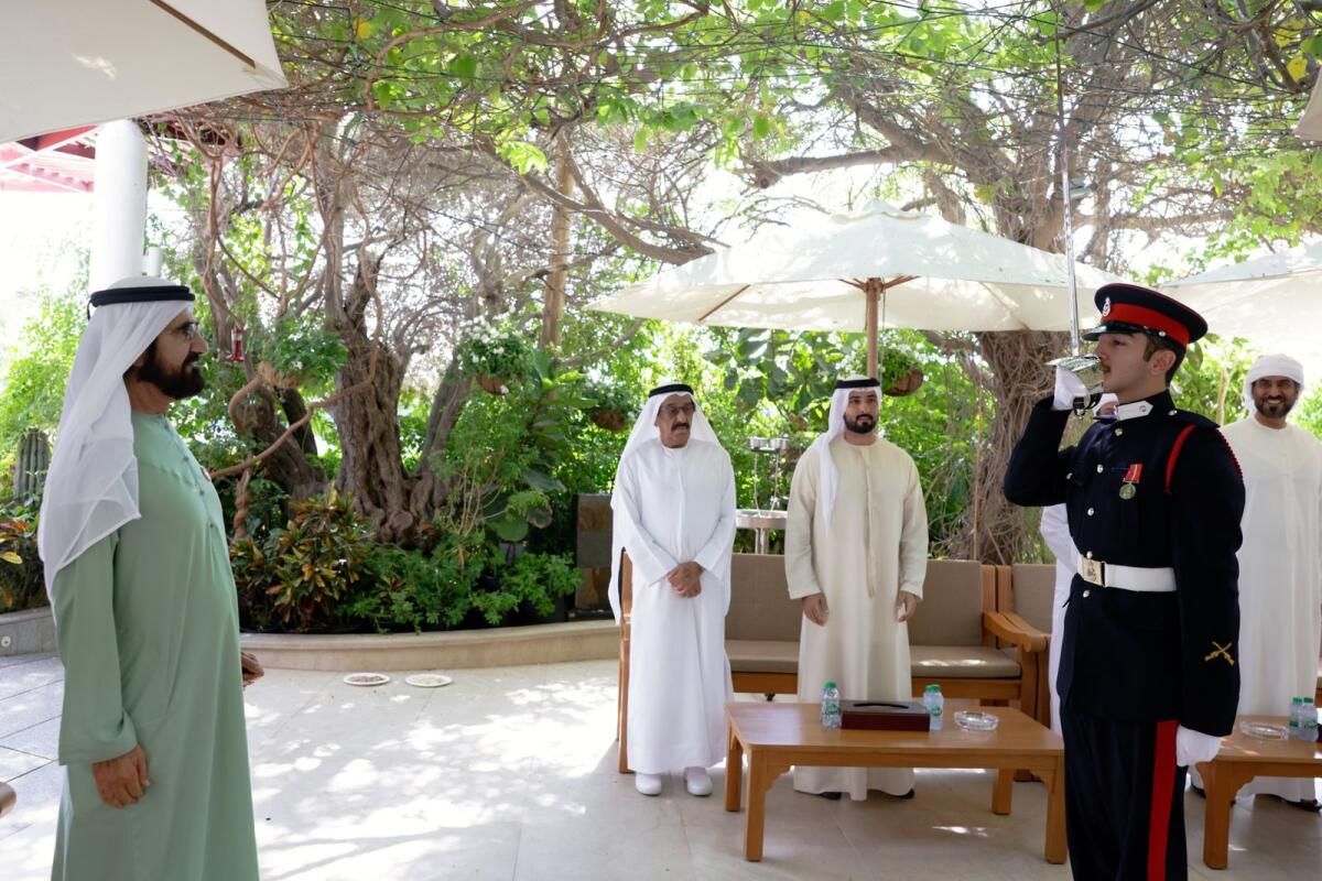 İzle: Dubai Hükümdarının Torunu, Birleşik Krallık Askeri Mezuniyetinden Sonra Şeyh Muhammed'e Şeref Kılıcını Sundu