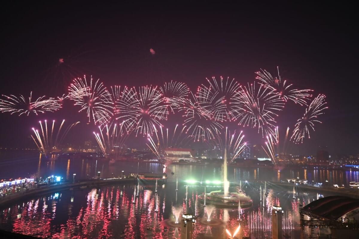 Video: Dubai Alışveriş Festivali Havai Fişekler, Drone Şovları, Konserler, Çekilişlerde Nakit Ödüller ile Başladı