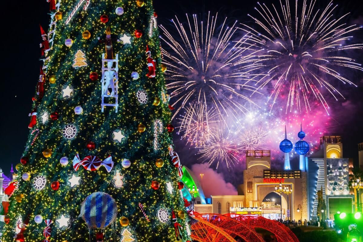 İzleyin: Global Village, 21 Metre Yüksekliğindeki Ünlü Şenlik Ağacını Yakıyor