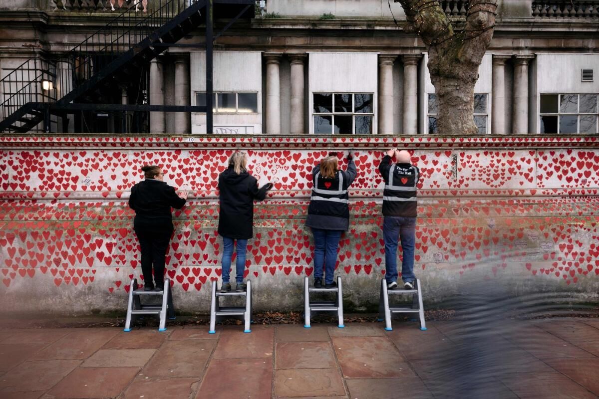 Londra Duvarı, Noel'de Covid'in Kalıcı Acısını Aydınlatıyor