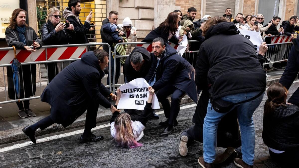 Roma'da Boğa Güreşi Karşıtı Eylemciler Papa'nın Aracının Önünde Tutuklandı