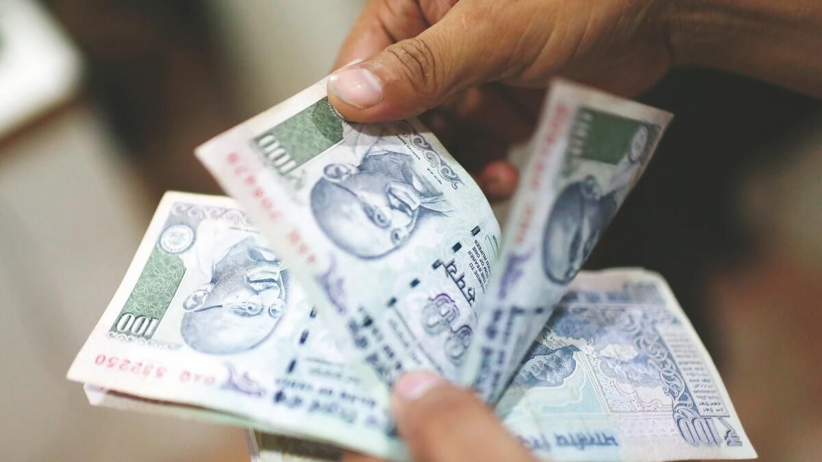 Hindistan Rupisi Cuma Günü BAE Dirhemi Karşısında Bir Miktar Değer Kazandı