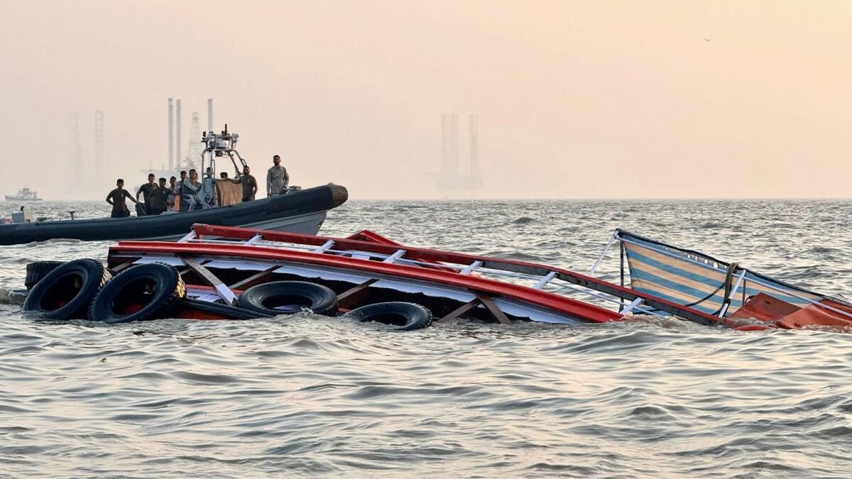 Dalgıçlar, Helikopterler Bombay'da 13 Kişinin Hayatını Kaybettiği Tekne Kazasından Kurtulanları Avladı