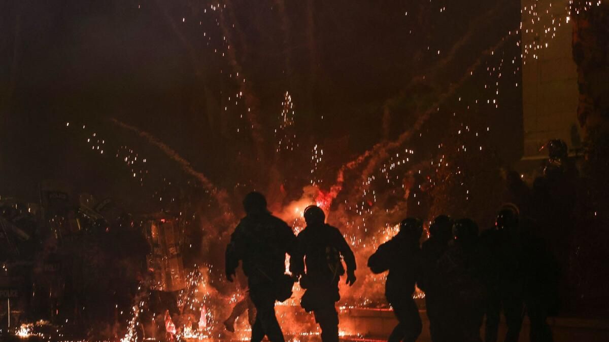 Havai Fişekler ve Lazerler: Tiflis Protestocularının Araçları